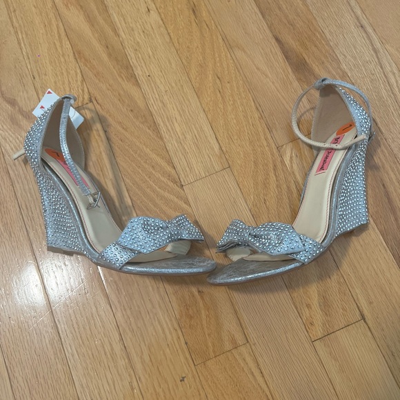 BETSEY JOHNSON DELANCYY SILVER WEDGE SANDALS IN SIZE 7 - Picture 5 of 12